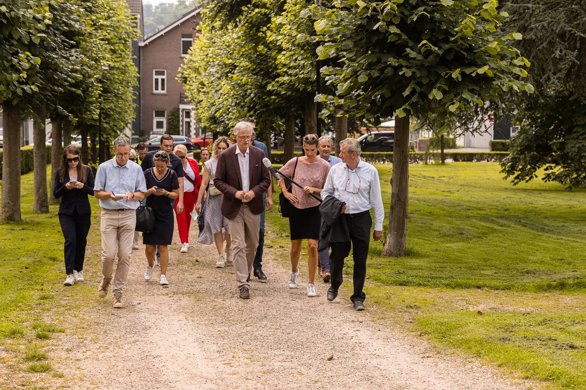Peter Glas op bezoek in Limburg na de overstromingen