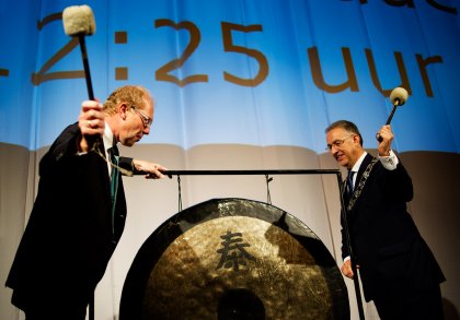 State Secretary of the ministry of Infrastructure and the Environment Joop Atsma (left) and Mayor of Rotterdam Ahmed Aboutaleb (right)