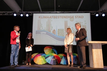 Delta Commissioner presented with the Climate-proof Cities Manifesto