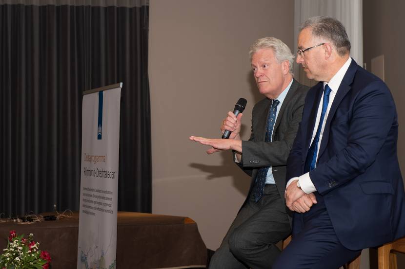 Wim Kuijken op het podium tijdens de Gebiedsconferentie Rijnmond-Drechtsteden