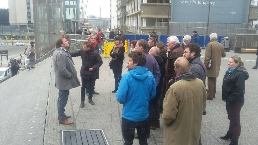 De Adviescommissie Water en de deltacommissaris krijgen uitleg over hoe Utrecht water inpast in stedelijke vernieuwing, zoals hier in het Stationsgebied.