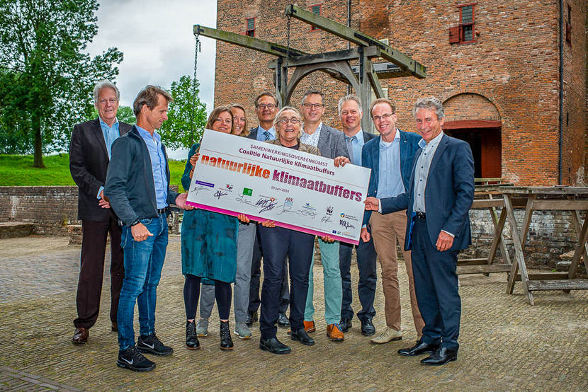 Group picture in front of Loevesteijn Castle, including the deltacommissioner