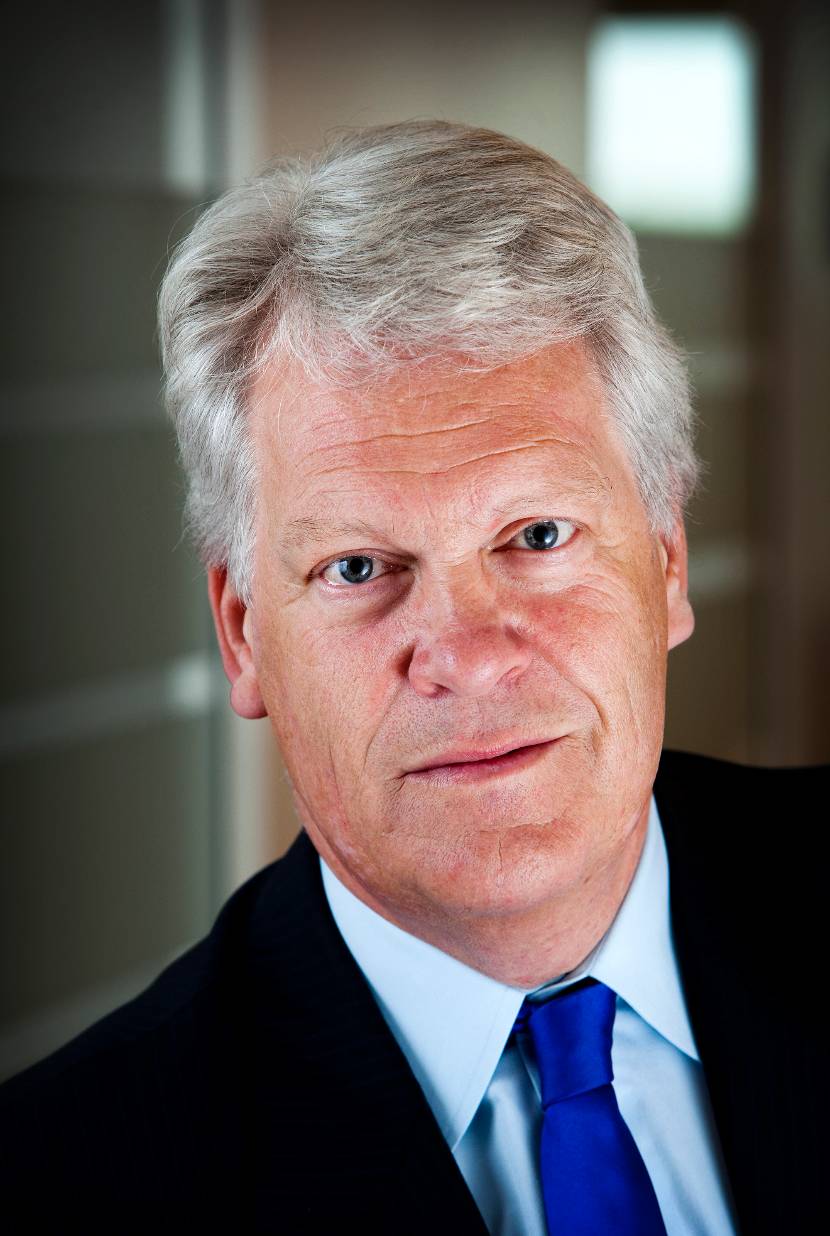 Portretfoto deltacommissaris Wim Kuijken met blauwe stropdas groot