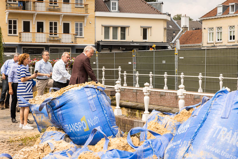 Peter Glas op bezoek in Limburg na de overstromingen